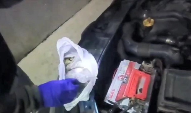 Taksinin motorundan esrar ve kokain çıktı