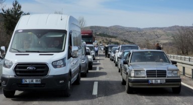 Tır arızalanan aracın üzerine devrildi: 4 ölü, 2'si polis 3 yaralı