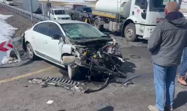 Tır kavşakta otomobil ile çarpıştı: 4 yaralı