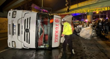 Tır otomobilin üzerine devrildi: 4 ölü