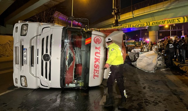 Tır otomobilin üzerine devrildi: 4 ölü