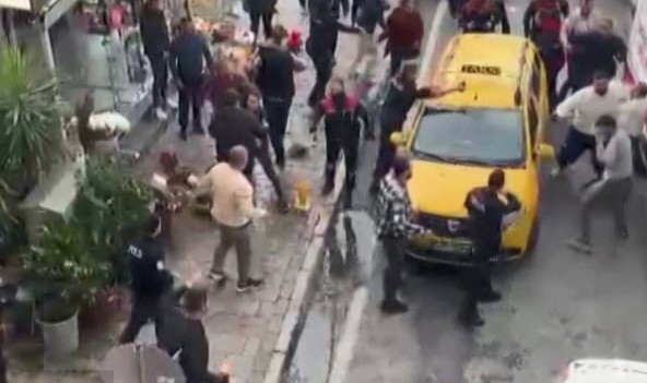 Trafikteki laf dalaşı silahlı kavgaya döndü: 2 yaralı