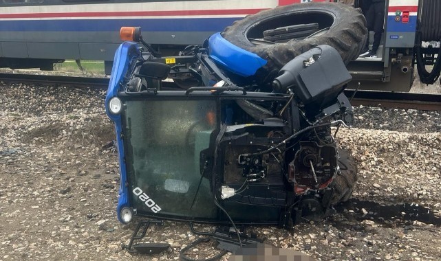 Traktör ile yolcu treni çarpıştı: 1 ağır yaralı