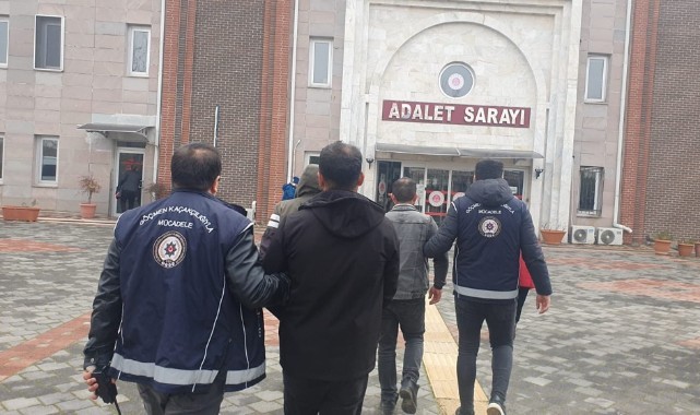 Urfa plakalı otomobilde göçmen kaçakçılığı: 3 tutuklama