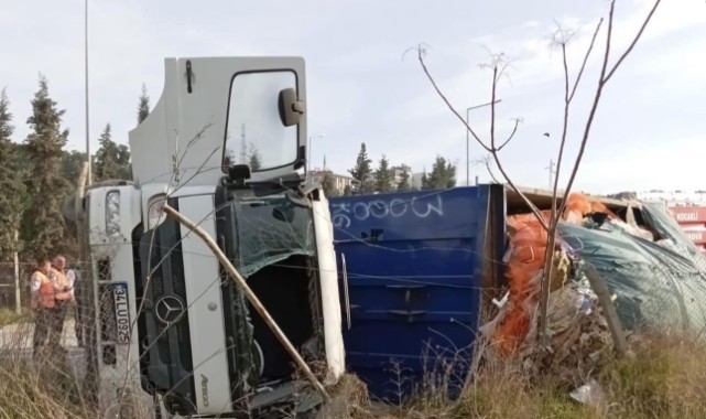 Virajı alamayan tır devrildi: 1 yaralı