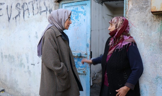 Yazmacı kapı kapı dolaşarak başkan ve meclis üyesi adayları için destek istiyor