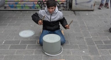 Yoğurt kabıyla bateri çalan çocuğa yoğun ilgi