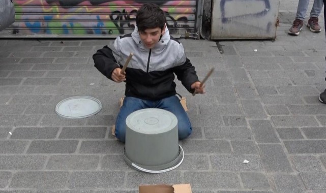 Yoğurt kabıyla bateri çalan çocuğa yoğun ilgi