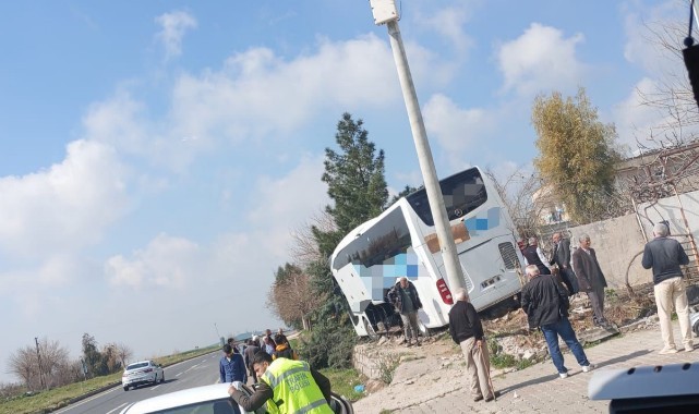Yolcu otobüsü bir evin bahçesine girdi