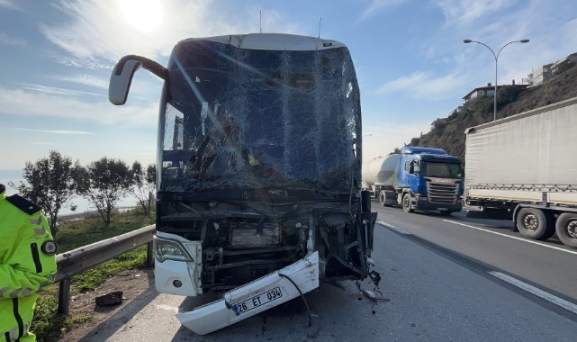 Yolcu otobüsü, tır ve hafif ticari araç çarpıştı: 1’i ağır 9 yaralı