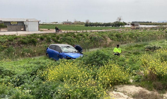 Yoldan çıkan otomobil ağaca çarptı: 2 yaralı