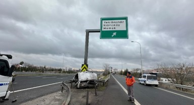 Yön levhasına çarpan otomobil ikiye ayrıldı: 1 ağır yaralı