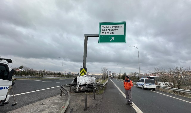 Yön levhasına çarpan otomobil ikiye ayrıldı: 1 ağır yaralı