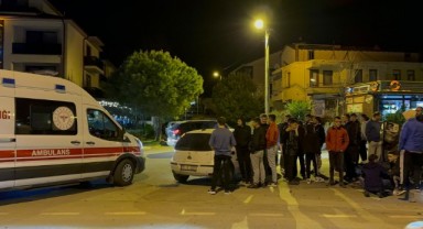 Ağabey-kardeşin bulunduğu motosiklet, otomobille çarpıştı