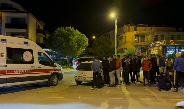 Ağabey-kardeşin bulunduğu motosiklet, otomobille çarpıştı