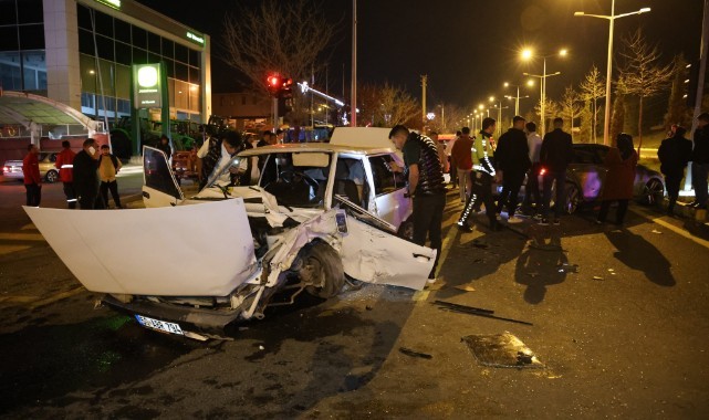 Alkollü sürücü kırmızı ışıkta bekleyen araçlara çarptı