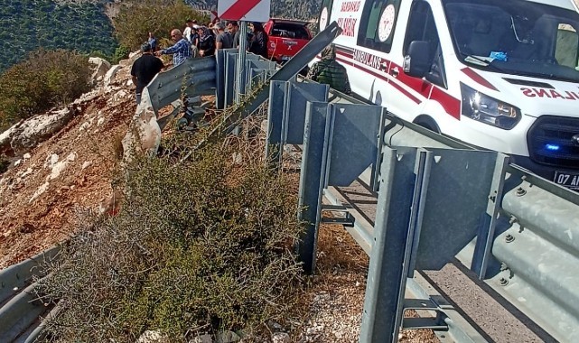 Bariyerlere çarpan kamyon uçurumdan yuvarlandı: 1 ölü