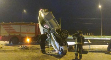 Bariyerlere çarpan otomobil dik şekilde asılı kaldı: 3 yaralı