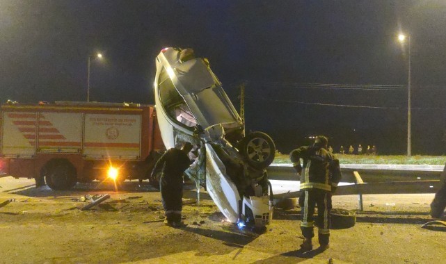 Bariyerlere çarpan otomobil dik şekilde asılı kaldı: 3 yaralı