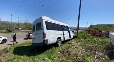 Bingöl’de otomobil ile minibüs çarpıştı: 4 yaralı
