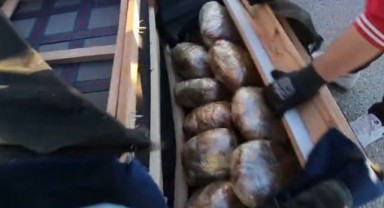 Çekyatın içi uyuşturucu deposu çıktı