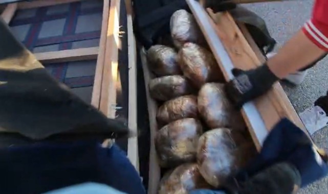 Çekyatın içi uyuşturucu deposu çıktı