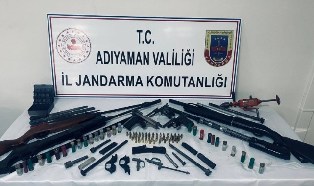 Çok sayıda silah ve silah parçası ele geçirildi
