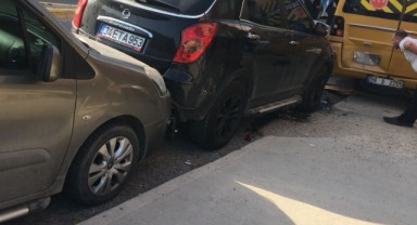 El frenini çekmeyi unutunca 3 araca çarptı