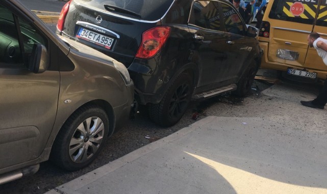 El frenini çekmeyi unutunca 3 araca çarptı