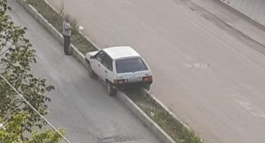 Elazığ'da ilginç kaza, otomobil refüje oturdu