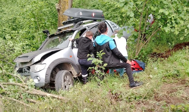 Elektrik direğine çarpan pikap tarlaya uçtu: 2 yaralı