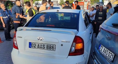 Freni boşalan park halindeki otomobil kaza yaptı: 3 yaralı