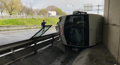 Görevli polisleri taşıyan servis minibüsü devrildi: 6 yaralı