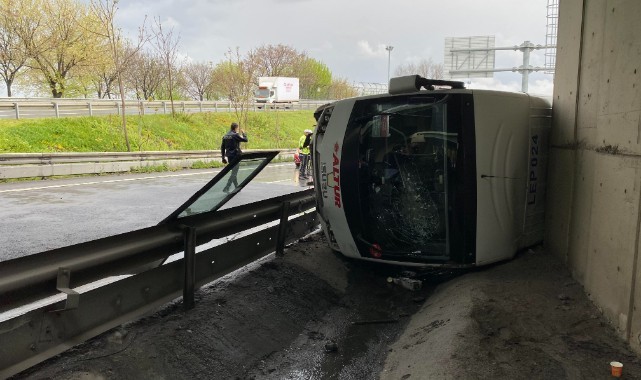 Görevli polisleri taşıyan servis minibüsü devrildi: 6 yaralı