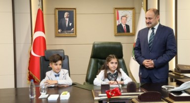 Gülpınar, koltuğunu minik öğrencilere devretti