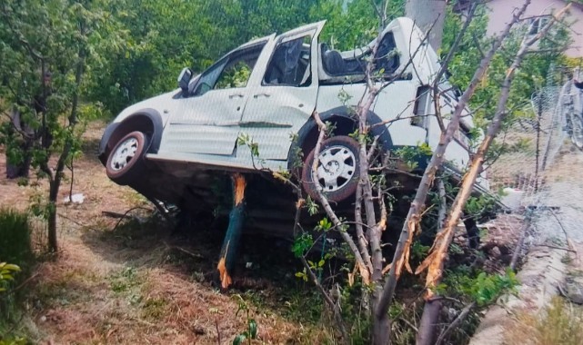 Hafif ticari araç bahçeye savruldu: 1 yaralı