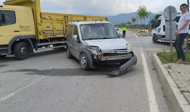 Hafif ticari araç ile otomobil çarpıştı: 1’i çocuk 5 yaralı