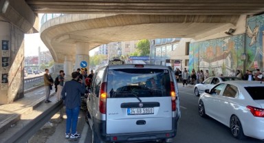 Hafif ticari araç motosiklete arkadan çarptı: 1 yaralı