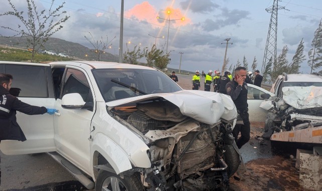 Hafif ticari araç pikapla çarpıştı: 2 ölü, 3 yaralı