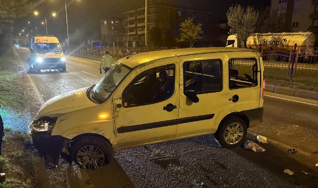 Hafif ticari araç refüje çarptı: 2 yaralı