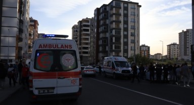 Hafif ticari araçla çarpışan işçi servisi tarlaya girdi: 1 ölü, 5 yaralı