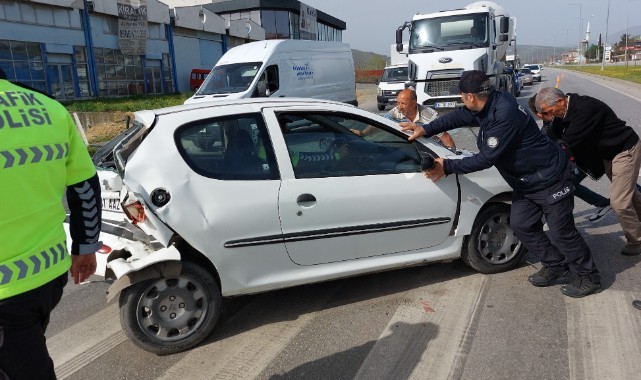 Hasta taşıyan araç otomobile çarptı: 4 yaralı