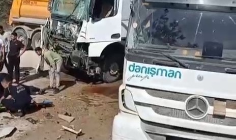 İki hafriyat kamyonu kafa kafaya çarpıştı: 1'i ağır, 2 yaralı