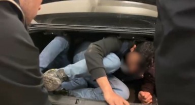 Kaçak göçmenler otomobilin bagajında yakalandı