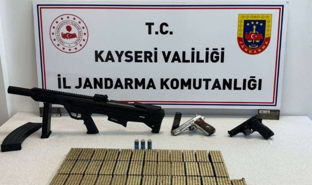 Kaçak silah ticareti yapan şahıs jandarmadan kaçamadı