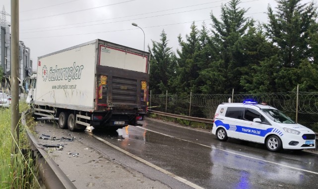 Kamyon ile otomobil çarpıştı: 2 ölü, 4 yaralı