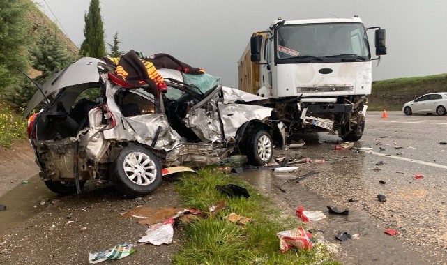 Kamyon ile otomobil çarpıştı: 2 ölü