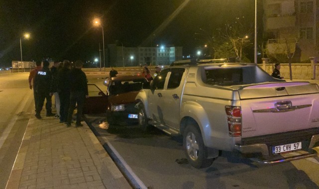 Kamyonet ile otomobil kafa kafaya çarpıştı: 3 yaralı