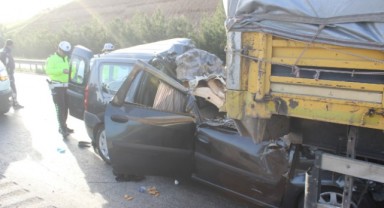 Kamyonet Urfa plakalı tıra arkadan çarptı: 3 ölü, 1 ağır yaralı