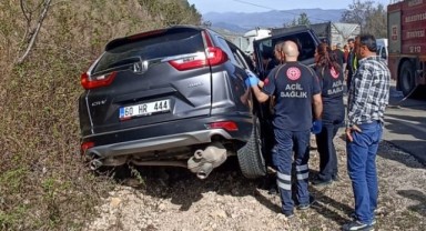 Karayolunda çekici ile otomobil çarpıştı: 1 yaralı